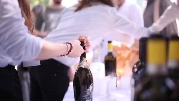 Kellner entkorkte Flasche Weißwein während einer Vernissage - Filmmaterial, Video