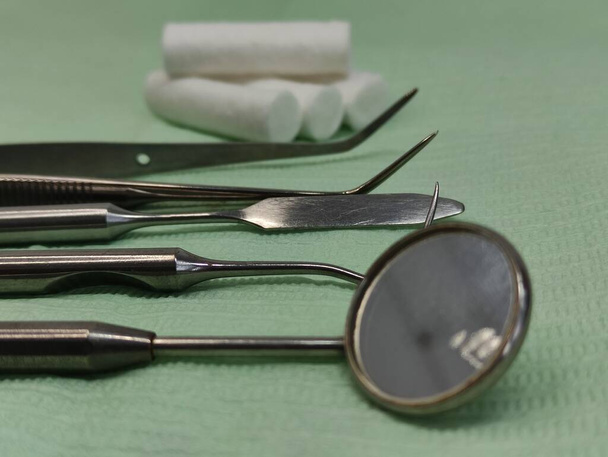 Стоматологічні інструменти і тампони на серветці, крупним планом
 - Фото, зображення