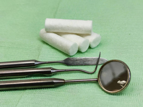 Οδοντιατρικά όργανα και μάκτρα στην πετσέτα, κοντινό πλάνο - Φωτογραφία, εικόνα