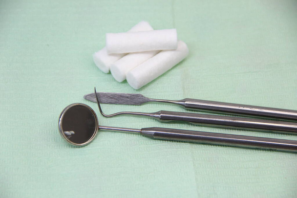 Instrumentos dentales y hisopos en la servilleta - Foto, Imagen