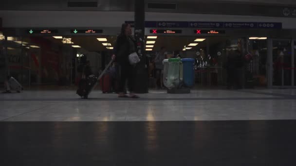 Viajeros en la estación de tren Milano Centrale - Imágenes, Vídeo
