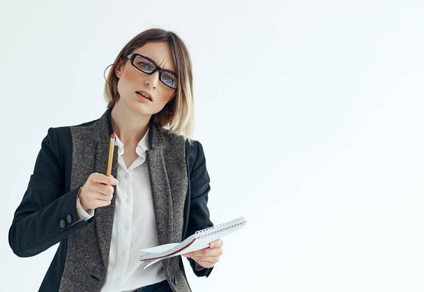 メモ帳付き眼鏡のビジネス女性ドキュメントオフィスマネージャー - 写真・画像
