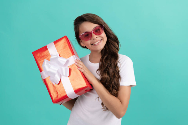 niño feliz de moda en gafas de sol celebrar caja de regalo, descuento - Foto, imagen