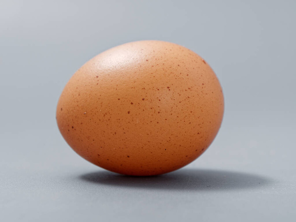 Tarım ürünleri tavuk yumurtası seçkinleri. Gri bir arka plan 2021. - Fotoğraf, Görsel