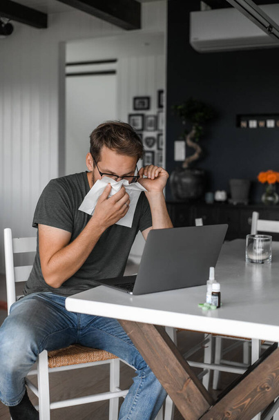 привлекательный ботаник в очках фрилансер, работающий из дома во время пандемии ковида или гриппа - Фото, изображение