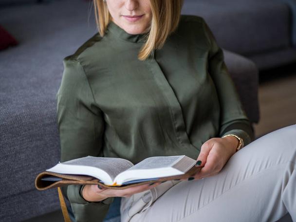 Vista de una mujer leyendo una Biblia - Foto, imagen