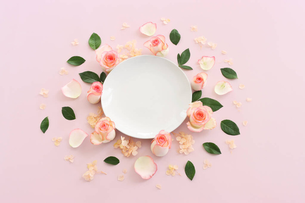 Pastel delicate background with pink roses and petals. Top view - Foto, Imagem