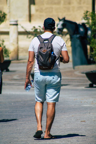 Sevilla Spanyolország szeptember 04, 2021 Gyalogosok séta az utcán során a koronavírus járvány sújtotta Spanyolországban, maszk viselése nem kötelező, de a legtöbb ember viseli. - Fotó, kép