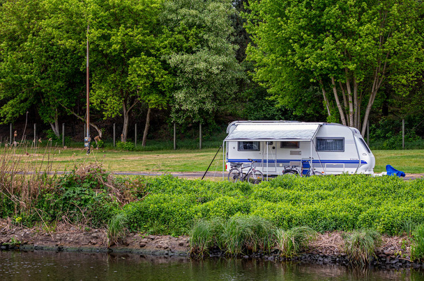 wild campers with their camper vans on the riverside in the outskirts of berlin - Foto, afbeelding