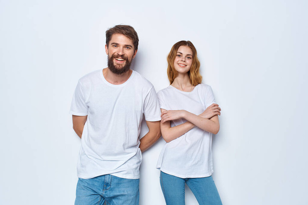allegra giovane coppia in bianco t-shirt studio comunicazione - Foto, immagini