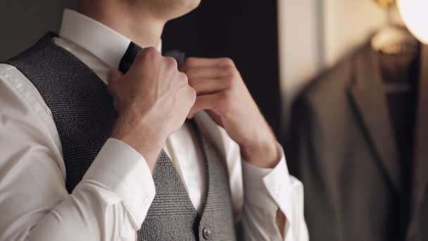 O noivo ajusta o laço, preparando-se para ir à noiva, homem de negócios na camisa branca, dia de casamento - Filmagem, Vídeo