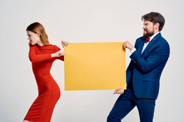 schattig man en vrouw vasthouden aan gele Mockup poster emoties Kopiëren ruimte - Foto, afbeelding