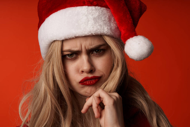 donna che indossa abiti di Natale divertente vacanza posa sfondo rosso - Foto, immagini