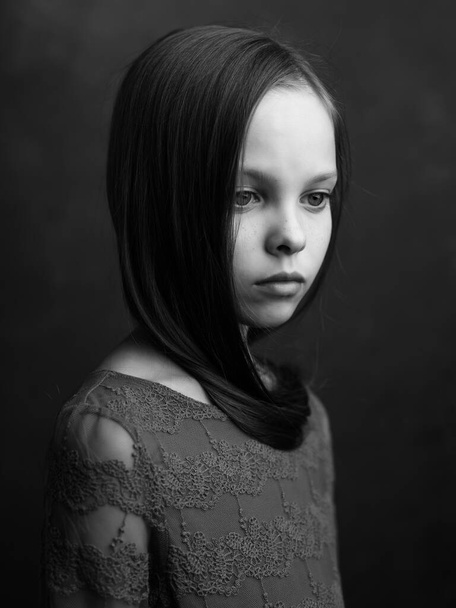 muotokuva pieni tyttö lähikuva poseeraa musta ja valkoinen kuva - Valokuva, kuva