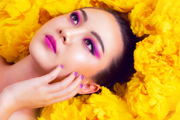 Bunte Mode Make-up asiatische Frau mit gelben Blume. - Foto, Bild