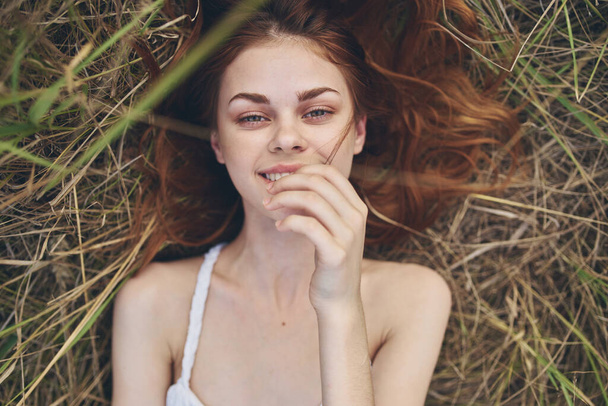 Radosna kobieta leży na trawie natura odpoczynku - Zdjęcie, obraz
