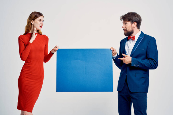 Vrolijke man en vrouw mockup poster kopie ruimte studio - Foto, afbeelding