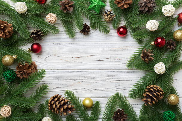 モミの枝やクリスマスの装飾とクリスマスの背景。トップ表示、テキストのコピースペース. - 写真・画像
