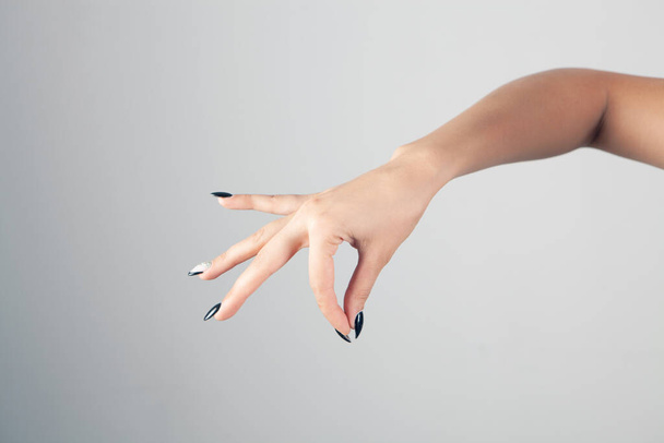 γυναικείο χέρι δείχνει συμπλέκτη χειρονομία - Φωτογραφία, εικόνα