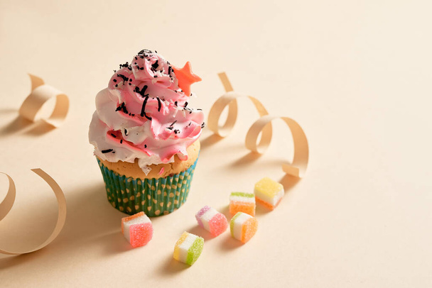 Cupcake, fondo confeti con espacio para copiar. - Foto, Imagen