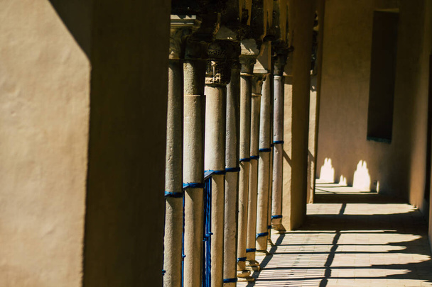 Іспанія-Севілья 04 вересня 2021 р. Альказар Севільський та його сади є укріпленим палацом від мусульманської християнської епохи. Вважається найвидатнішим прикладом архітектури мудехар в Іспанії. - Фото, зображення
