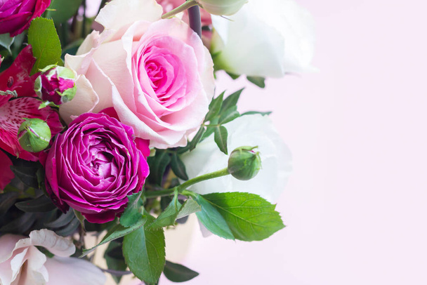 バラの美しい新鮮な近代的な花束, eusta, freesiaクローズアップ - 写真・画像