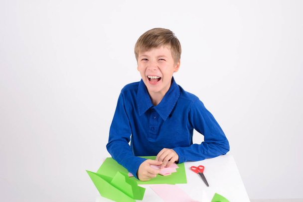 pasión origami: divertido niño riendo, el producto terminado origami - manualidades de papel - Foto, Imagen