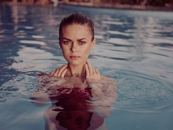 mujer bonita aspecto atractivo en la piscina traje de baño vacaciones de lujo - Foto, imagen