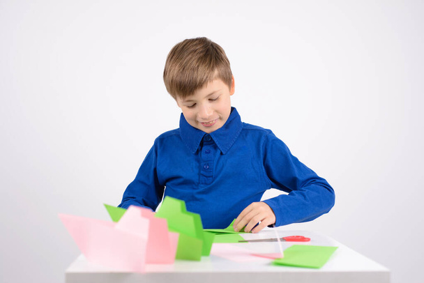 origami passion : garçon heureux, l'origami produit fini - artisanat du papier - Photo, image