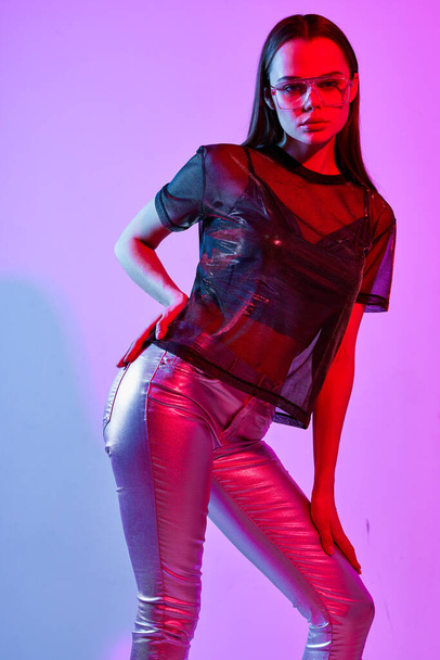 vrouw in mode kleding cosmetica disco charme neon licht studio - Foto, afbeelding