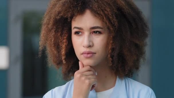 Millennial μαύρο αφροαμερικανός νεαρή σκεπτική γυναίκα κορίτσι με σγουρά μαλλιά βαθιά στις σκέψεις σκέψης για το σχέδιο, θηλυκό συλλογίζεται πρόσωπο σκέφτεται έρχεται με την ιδέα κάνει ευτυχισμένη χειρονομία με δείκτη δάχτυλο - Πλάνα, βίντεο