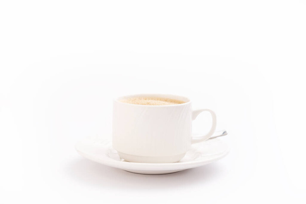 Isolierte Tasse Kaffee Nahaufnahme auf weißem Hintergrund Vorderansicht - Foto, Bild