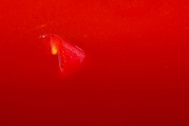 Red grocery background of tomato juice with sweet pepper splash close-up - Zdjęcie, obraz