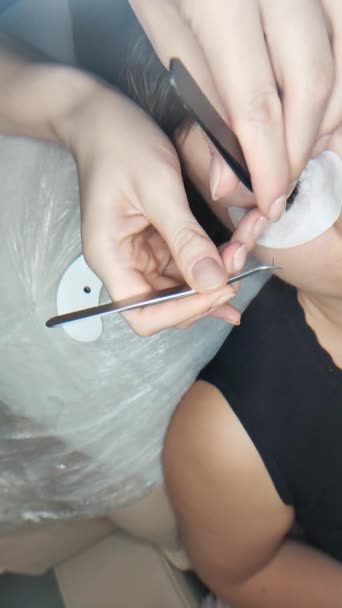 Wimpernverlängerungen im Schönheitssalon Makroauge  - Filmmaterial, Video