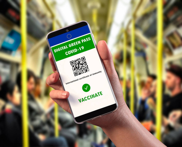 UE Digital Green Pass com código QR num ecrã móvel, fundo interior de uma carruagem de metro. Imunidade Covid-19. Viagens sem restrições - Foto, Imagem
