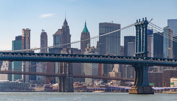 Egy kép a Manhattan hídról, amit Alsó Manhattan felhőkarcolói figyeltek meg.. - Fotó, kép