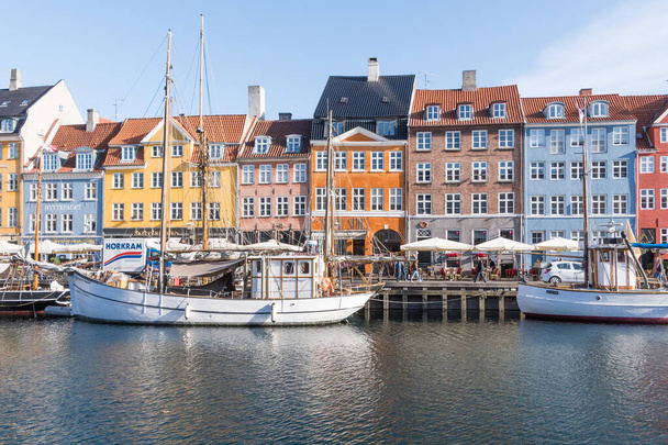 Halászhajók és színes épületek Koppenhágában, Dániában. - Fotó, kép