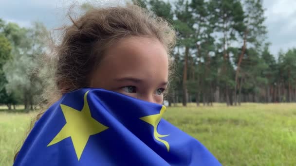 4k Ragazzina faccia stretta con bandiera europea.  - Filmati, video