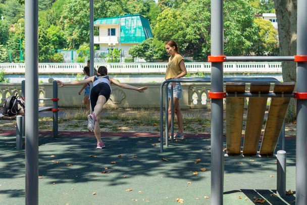 Sotschi, Russland-08, 07, 2021 zwei Frauen betreiben Fitness an der frischen Luft - Foto, Bild