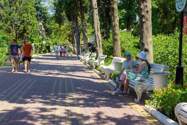 Sotsji, Rusland-08, 07, 2021 mensen wandelen in het zomerpark - Foto, afbeelding