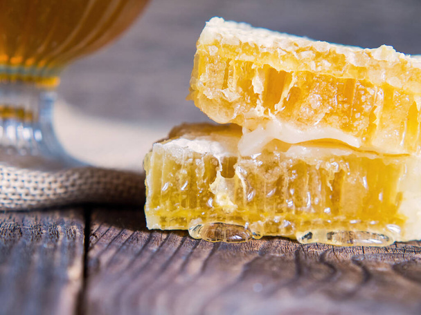 panal de abeja con miel de cerca en una vieja mesa de madera - Foto, imagen