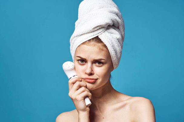schöne Frau mit einem Handtuch auf dem Kopf Massagegerät in Hände Hautpflege - Foto, Bild
