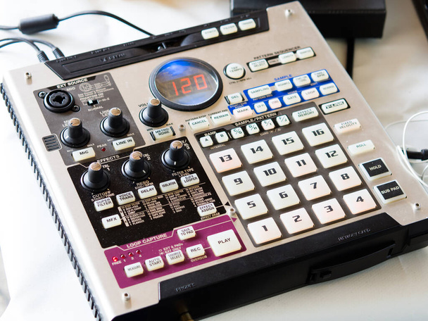 faire des battements hip hop sur un contrôleur de machine à tambour et des platines dans un home studio - Photo, image