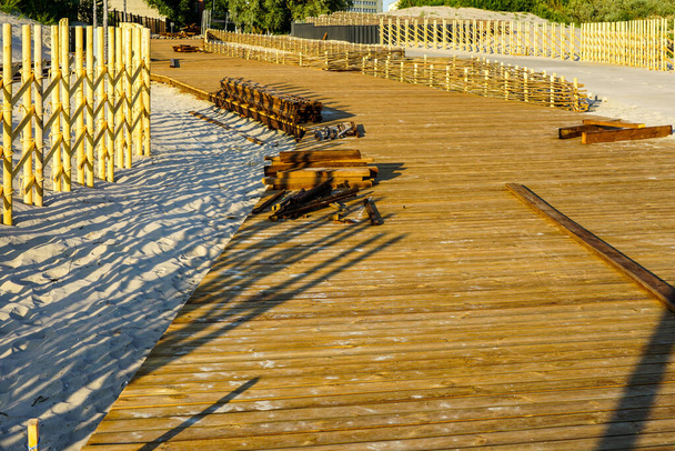 Paseo marítimo de madera inacabado para un acceso más conveniente a la playa - Foto, Imagen