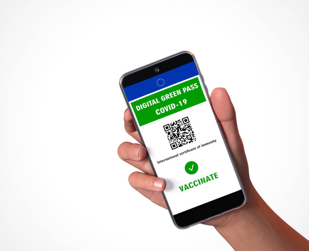 Avrupa Birliği 'nin mobil ekranda QR kodlu, beyaz arka planlı dijital yeşil geçiş kartı. Covid-19 dokunulmazlığı. - Fotoğraf, Görsel