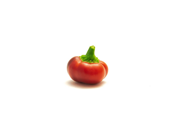 Single red mature hot cherry pepper oder Pimiento herzförmige Chilischote isoliert auf weiß - Foto, Bild