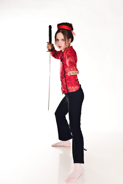 een meisje de behandeling van een lange samurai zwaard - Foto, afbeelding