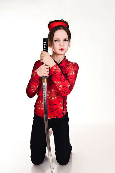 Uma rapariga a manusear uma longa espada samurai
 - Foto, Imagem