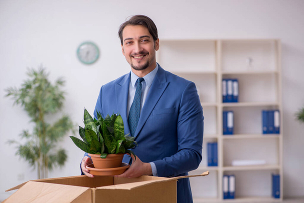 Young male employee in business relocation concept - Fotografie, Obrázek