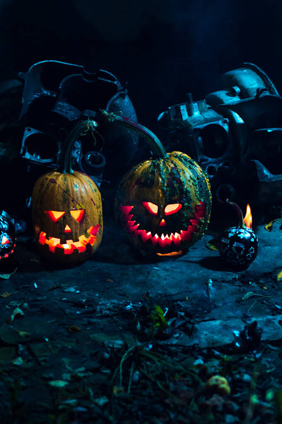 arte aterrador calabazas de Halloween en el humo y la oscuridad a la luz de las velas en un lugar abandonado miedo - Foto, Imagen